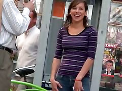 Candid street video shows a tasty ass in tight jeans.
