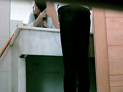 Gorgeous Asian cutie catturato in bagno da una spy cam