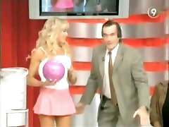 Sexy models give a arimpit ketiak upskirt at hot ass bowling on TV