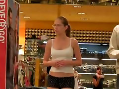 Сексуальная девушка гуляют в торговом центре в ее трусы
