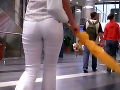 La belleza en los ajustados pantalones blancos de las estrellas en un franco vídeo de calle