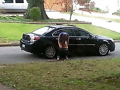 Ragazza catturato voyeur cam pissing sulla ruota di automobile