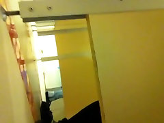 सेक्सी लड़की उसके घर में शौचालय पर जासूसी वीडियो