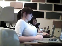 Brünette Mädchen hat awesome riesigen Titten auf black man licking tits video