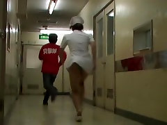 El hombre que quería ver a la enfermera de panty y sharked su falda