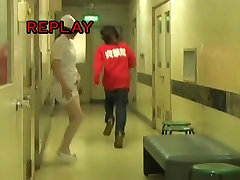 Mädchen in weißen Höschen shorts versucht zu entkommen, sharking