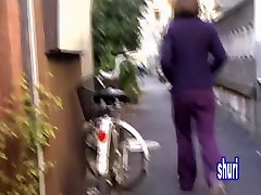 Ragazza asiatica ottiene il suo pantalone tirato da una strada sharker