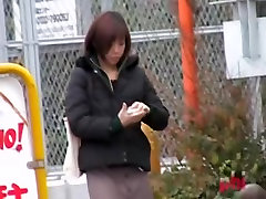 Japonais sharking vidéo montrant une jolie fille en saggy milkers bleue