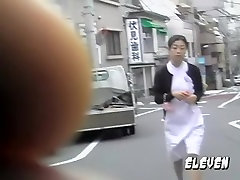 Adorant oriental infirmière clignote ses fesses quand certains sharking fille soulève son uniforme