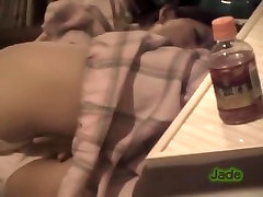 تائو می نویسد مشق شب خود را و در, فیلم جاسوسی