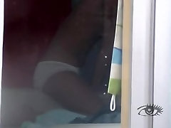 Finestra video di sesso con una troia asiatica che si masturba in casa