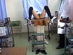 Jap bombón perforado duro con un juguete durante su examen de la Ginecomastia