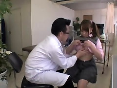 duele ya schoolgirl gets some fingering during her medical exam