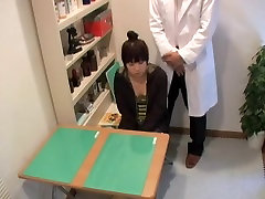 Dolce Jap inchiodato duro in medical fetish spy cam video