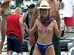 Girls Flash Their bombihuge sex For Beads