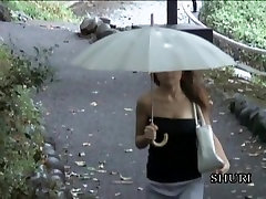 Busty Asian a piedi nel parco boob sharked da un adolescente