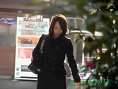 Elegante Japonés señora de las bragas de la muestra después de falda abusivos