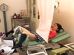 Japonés adolescente consiguió su coño dedos por un desagradable ginecólogo
