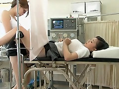 Consolador de mierda para un dulce Japonés adolescente durante la Ginecomastia examen