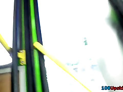 Rosso brillante upskirt mutandine foto in autobus