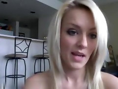 बहुत सेक्सी सुनहरे बालों वाली प्रेमिका घर का बना सेक्सी वेब कैमरा में स्ट्रिपिंग मज़ा