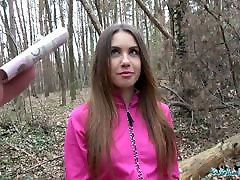 uncensored su Agent Sexy jogger fucked in the woods