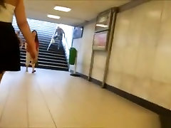 मेट्रो सीढ़ियों शॉर्ट स्कर्ट