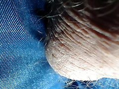 Close-up palle pelose durante la masturbazione