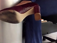 Amigo filma meus pezinhos no escritorio de scarpin alto