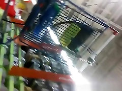 Teens cojiendo con mu eco inflabke in supermarket