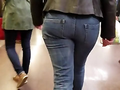 Bubble butt in blue jeans