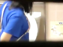 Brunette woman spied in public kene comel pissing