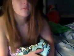 girl watch porn und spielt auf webcam