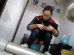 nerd chino niña atrapada tomar una fuga