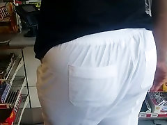 gran culo negro milf en pantalones blancos