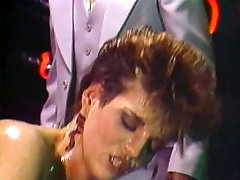 Королева порно 80-х раздвигает широко пизду после горячего траха с четырьмя парнями