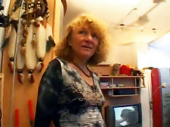 allemand mamie se transforme en salope dans sa maison