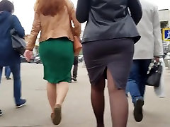 Big wide ass in black skirt