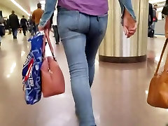 младшая женщина с горячей круглой маленькой задницей в метро