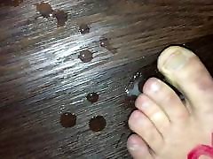 piede feticcio sborrata giocare con sperma tra le dita dei piedi cumplay