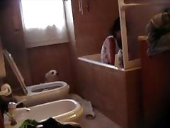 फ्रांसिस्का Maggio पर एक बाथटब