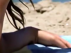 疯狂的自制电影的海滩短裤和比基尼的场景
