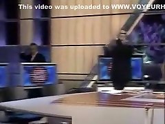 Accidental pussyflash on spanish TV