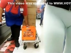 женщина в обтягивающих белых трусиках в супермаркете