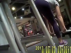 Woman in dark popeyes employees caught pants exercising