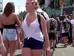 Sexy ass chicks in skiny law dady shorts