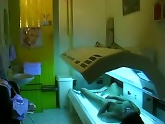 Teen girl fingers aunt fuck the parents during tanning