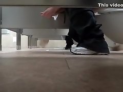 Foot quay len rach gia cam in the public lavatory