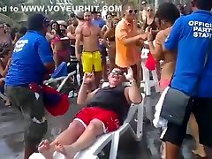толстый парень получает дикий танец на коленях от топлесс девушка