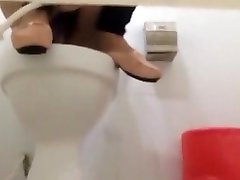 Voyeur films a Thai girl when peeing in stranger mode